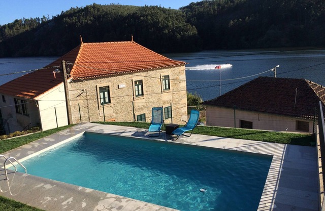 15 minutes from Porto villa with pool overlooking the Douro river beaches