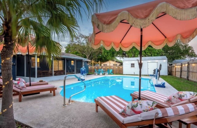 15 Minutes to Beach Private Pool Mini-golf FirePit