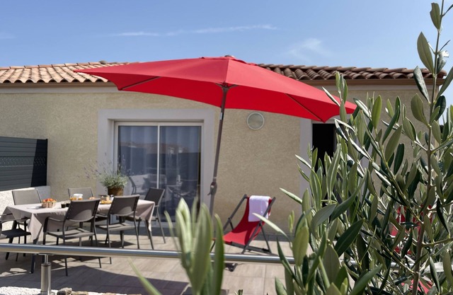 15 mn Pézenas, comfortable 4* house with sunny terrace and private parking.