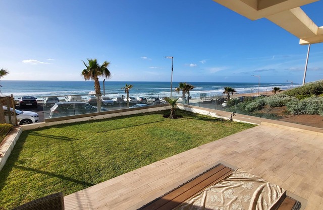 150 m² apartment directly on the beach with 2 gardens and swimming pool