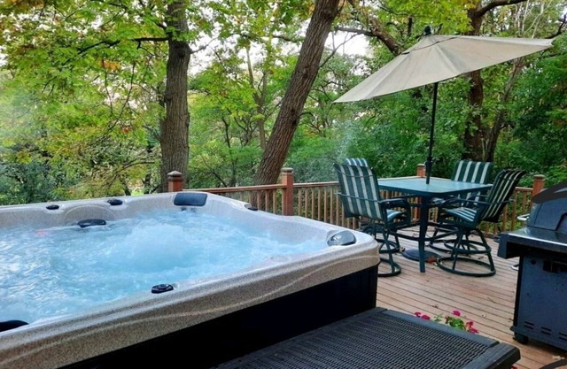 1500 square foot Wooded Walkout Retreat with YEAR ROUND HOT TUB on Golf Course