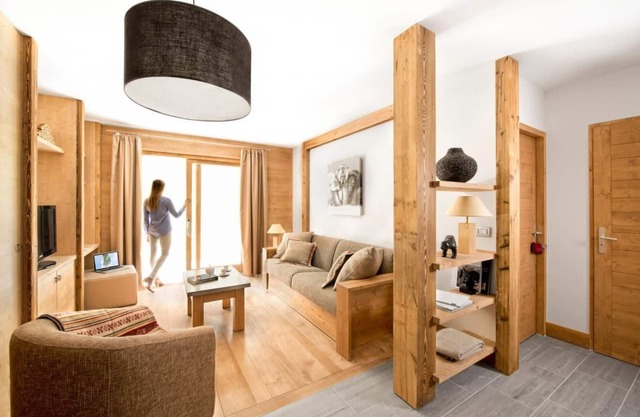 150m from resort center, fitness, swimming pool, sauna, hammam, balcony, tv, 50m², Tignes