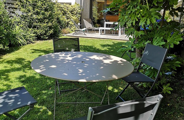 150m from the beach, shops foot house in the quiet hollow way