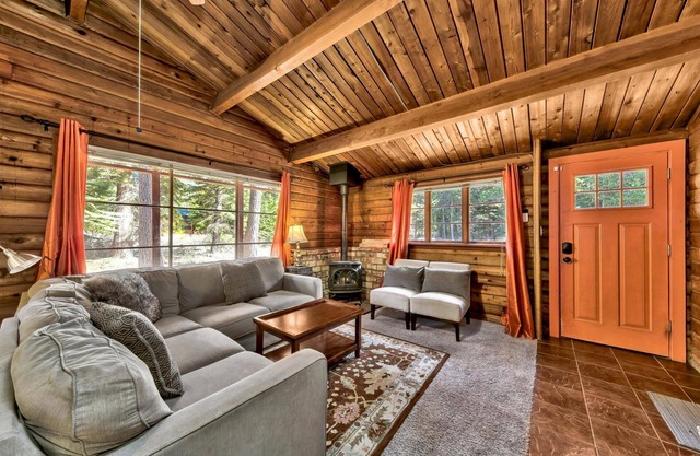 1577A Pet and Kid Friendly, large fenced yard, come play in the mountains.