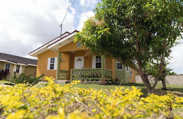 15min to Ocho Rios-Family sized 2Bed/2Bath-Pool-BBQ Grill-Gated Complex-100Mbps