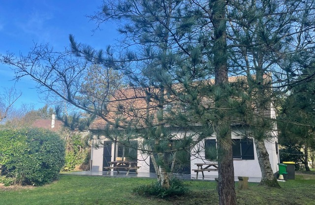 15min walk from the beach, quiet house with garden, ideal for a family.