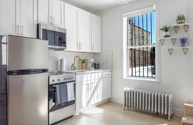 16 Bedroom Fourplex Close to The train - Huge Decks - sleeps 32