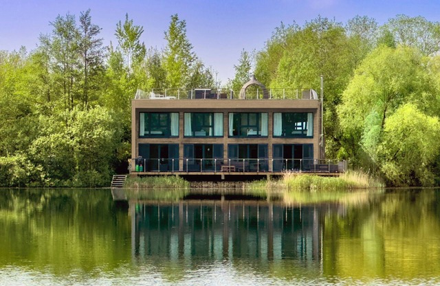 16 Huntsman Lake, Lakes by Yoo, 4 bed/sleeps 8 +3 kids, roof top/Spa/pool