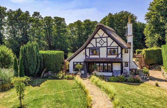 16th Century Chocolate box Thatched Cottage within 2.5 Acres