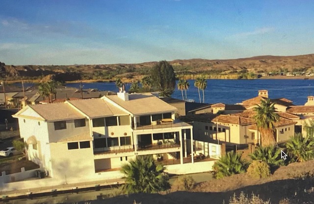 17 BEDS SLEEPS 25 + 7,500 sq. ft. 3 LEVEL + PRIV DOCK ACROSS FROM RAMP @RIV ENTR