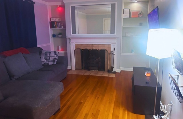 1750. Charming 2BR apartment with Wi-Fi. Quick Drive to Airport and Park Views
