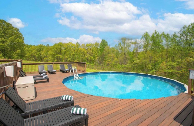 18-Acre Hideaway: Pool & Hot Tub