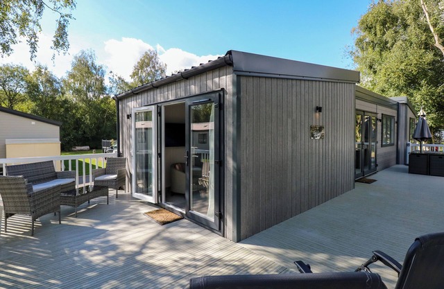 18 WOODLANDS RETREAT, family friendly, with a garden in Tattershall