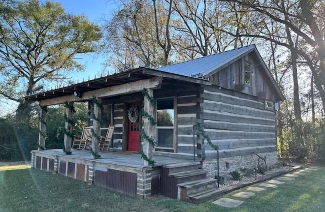 1800’s style log cabin with modern amenities