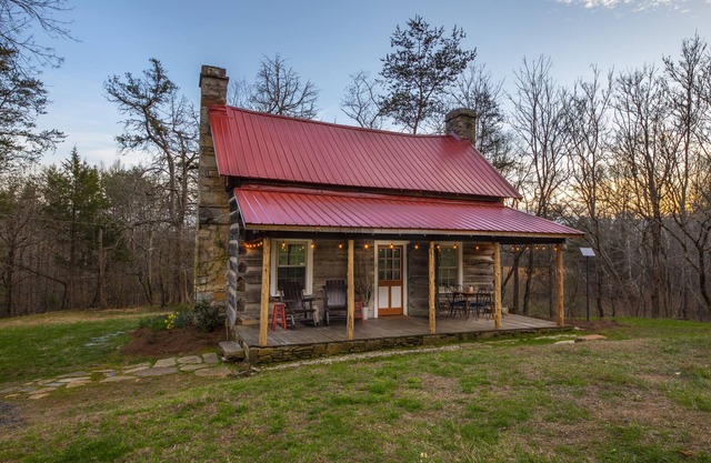 1840's Log Cabin Getaway