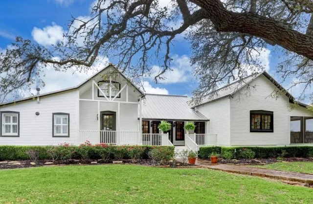1850's restored farmhouse + guest house 10 min from Round Top Square!