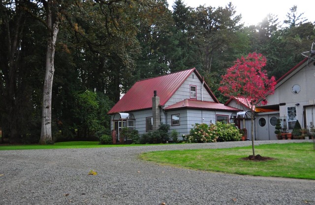 1880's Farm House on a Christmas Tree Farm 5 Minutes to Oregon State University