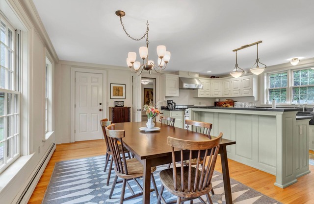 18th century 3-bedroom renovated farmhouse in peaceful Whately with WiFi, AC