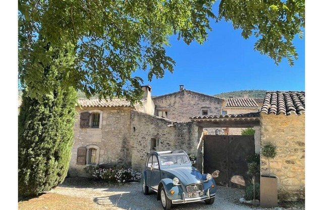 18th-century Provençal farmhouse, chic and rustic, restored and air-conditioned