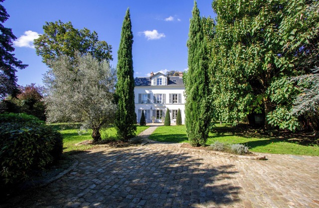 18th century residence with Jacuzzi near Paris