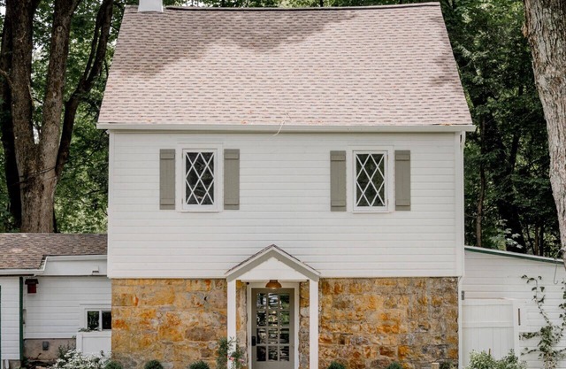 18th Century Rosendale Cottage w/pool