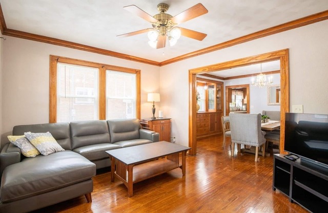 1925 Craftman style home close to downtown Morton