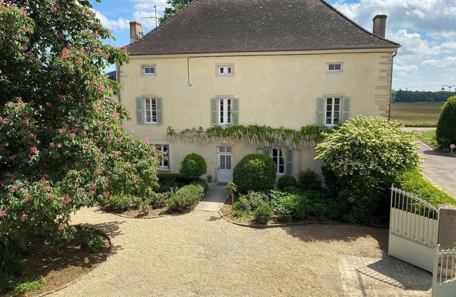 19th century manor house "la belle vie" 14/15 persons 5 min from Beaune