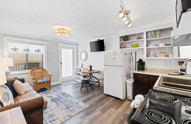 1bd 1ba Family Friendly Pool Walk to Restaurants