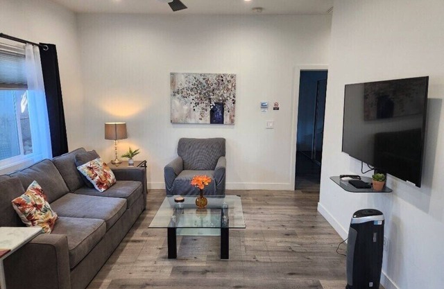 1BD/1BTH Unit/Queen Bed/Queen Sofa Bed/Wi-Fi/PARKING/EV/UTILITIES