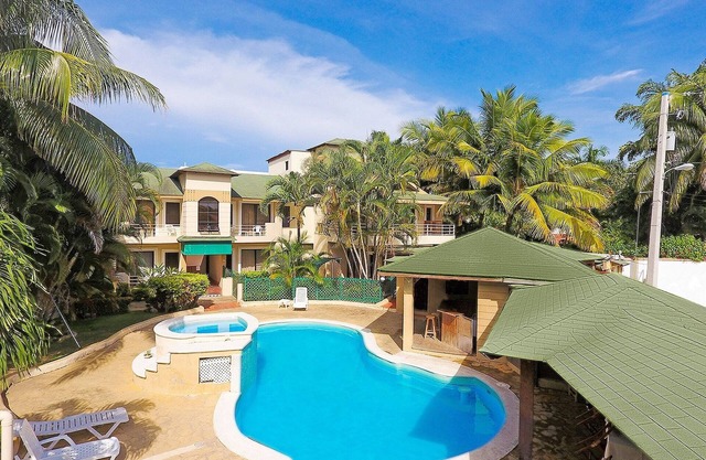 1BD chica-friendly condo steps from clubs, free breakfast, pool/AC/TV/wifi!