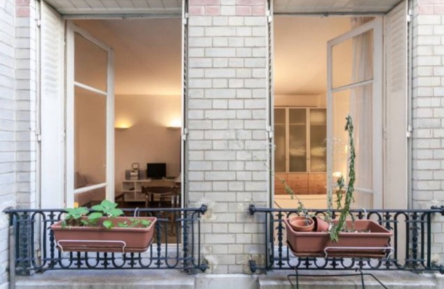 1br apartment on Blvd LaTour Maubourg with patio