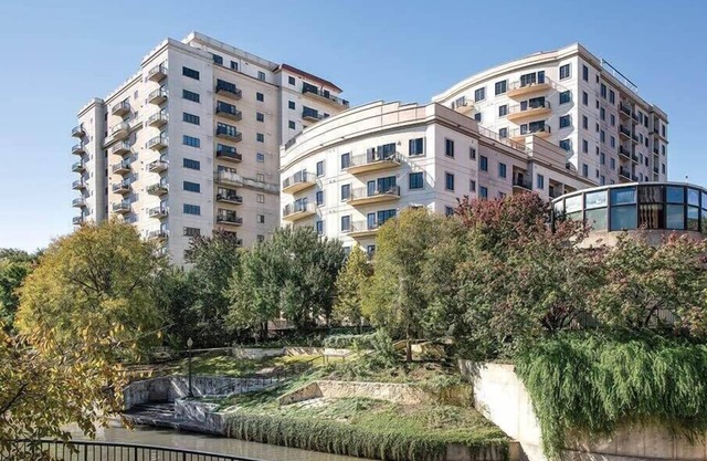 1br DX Condo w/Stunning Downtown Skyline Views!