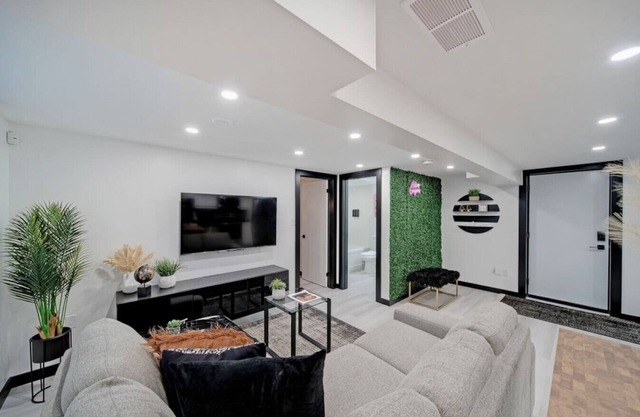 1BR King Bed/Selfie Wall/Large Bathtub/Laundry