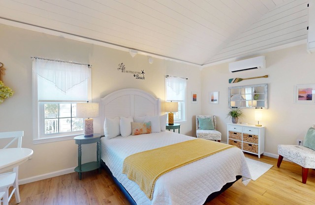 1BR King Bed Sofa Bed Sleeps 4 POOL - 1