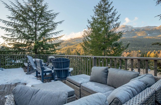 1BR + Loft | Amazing Views | Near Gondola | Free Parking