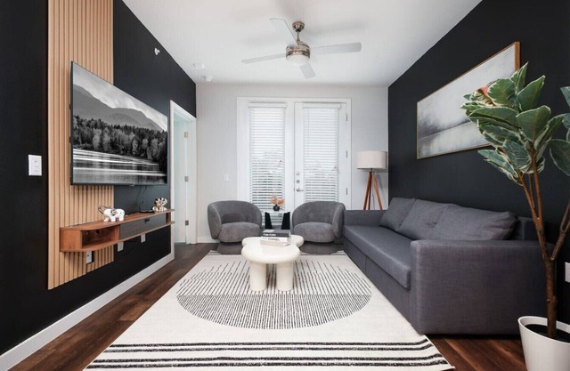 1BR Near Riverwlk & Conv Ctr with Prkng and Pool