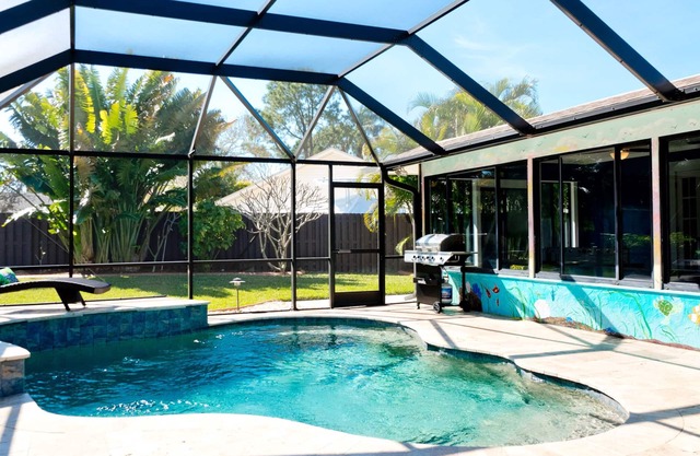 1lvl, htd pool, 4 bd, 2.5bth, 2 king, sunroom, private, close2beach! NO DMG