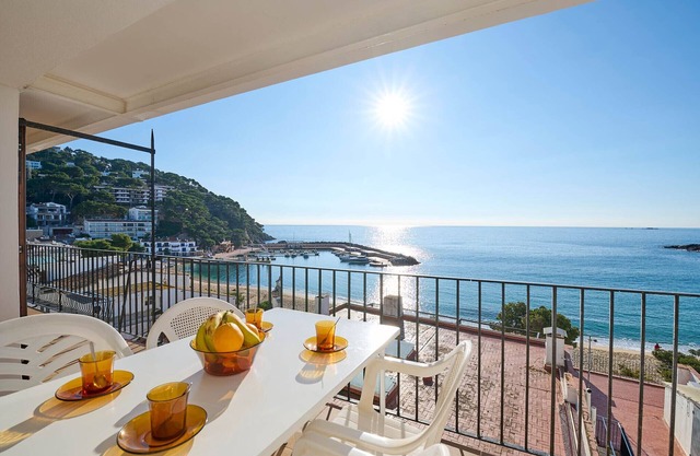 1PRU 01 -Basic apartment in the center of Llafranc on the second line of the sea with beautiful views of the beach