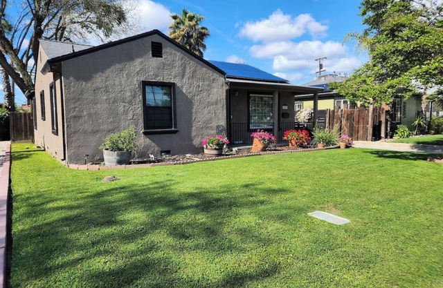 2/1 Cozy Home in the Heart of the City