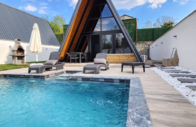 2+1 Private-Heated-Bungalow with Pool-Sauna-Jacuzzi-5 Persons in Sapanca Ünlüce