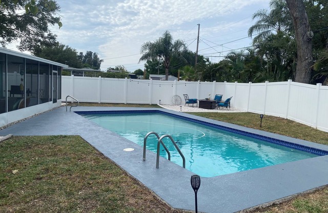 2/1 Pvt Pool home/walk to Blue Jays stadium/DT Dunedin. GolfnCart rental avail