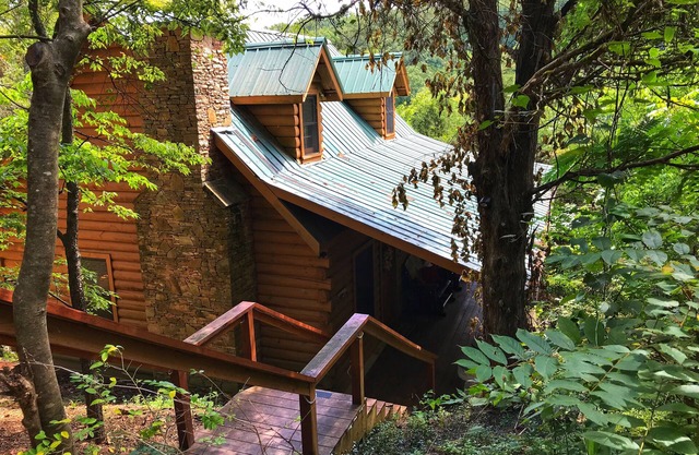 2/2 Log Cabin in the Smokies! Close to Dollywood! WIFI, HOT TUB, 2 KING ROOMS
