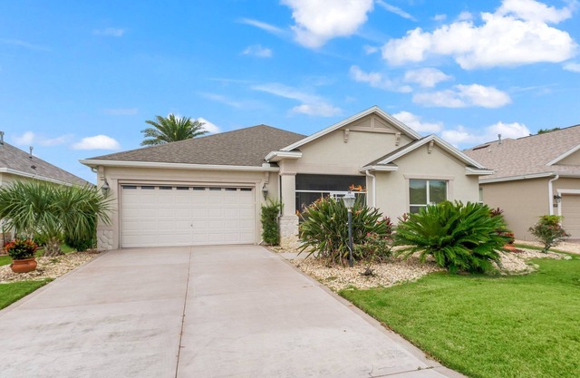2/2 pet friendly courtyard villa, close to it all!