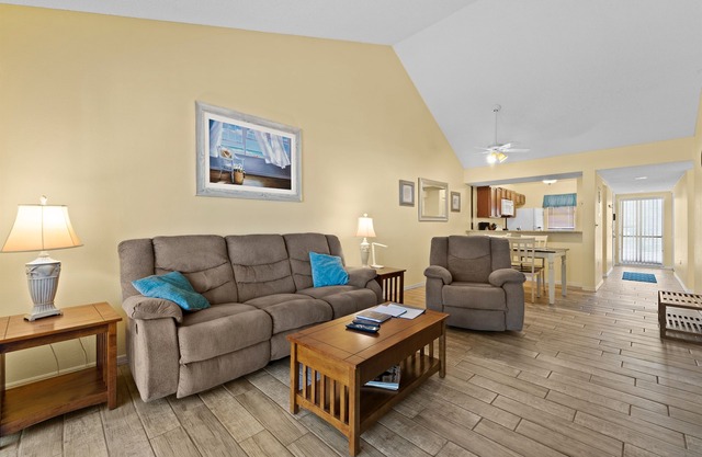 2/2 Vaulted Ceiling 10 Min to beach on golf course