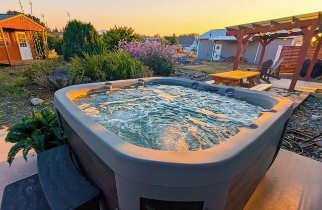 2.5 Acre Retreat with Breathtaking Mountain Views. New Hot Tub! Walk to Beach!