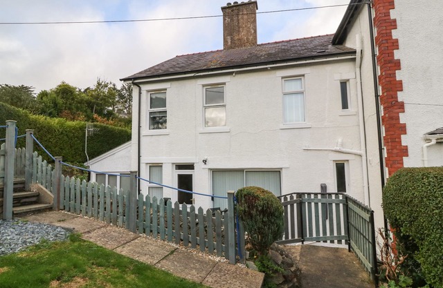 2 ARGOED, pet friendly, country holiday cottage in Llanbedrog
