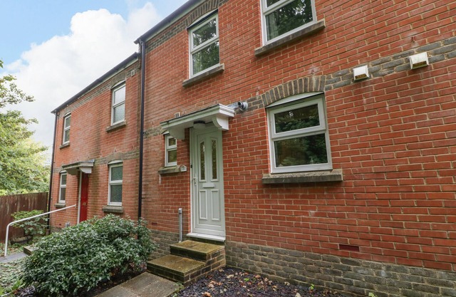 2 BATHSHEBA TERRACE, pet friendly, with a garden in Dorchester