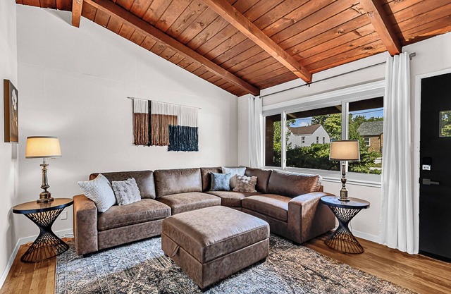 2 BD Perfect Extended Stay W/Onsite Laundry Plus Off Street Parking - Villas1