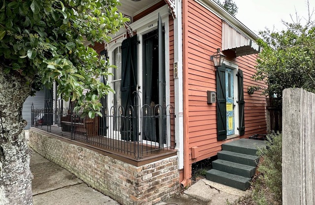 2 BD Uptown off Magazine St w pool & patio