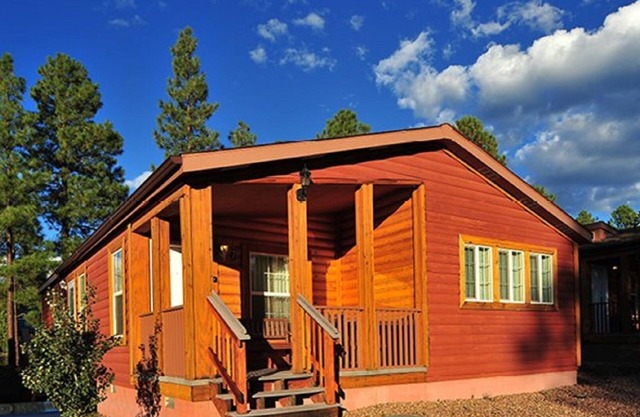 2 BDRM CABIN~ PVC AT THE ROUNDHOUSE RESORT~ 3 MILES TO DOWNTOWN, SHOPS & DINING